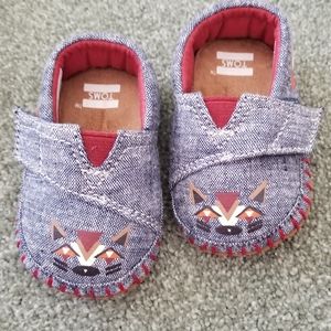 Tom's baby shoes size 2